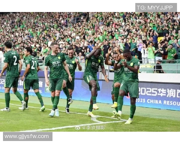 北京中赫国安迎战拜仁慕尼黑强强对决引发球迷热议 北京中赫国安迎战拜仁慕尼黑强强对决引发球迷热议